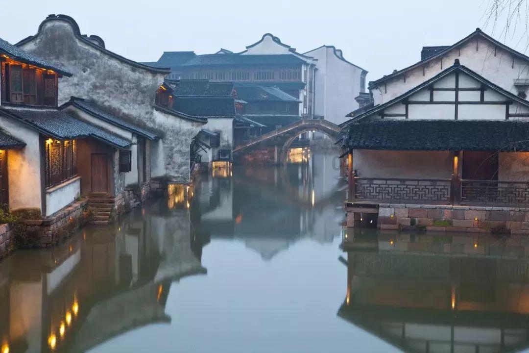 陈奕迅深圳独自坐地铁似路人,乘客低头玩手机无人理,遭嘲已过气